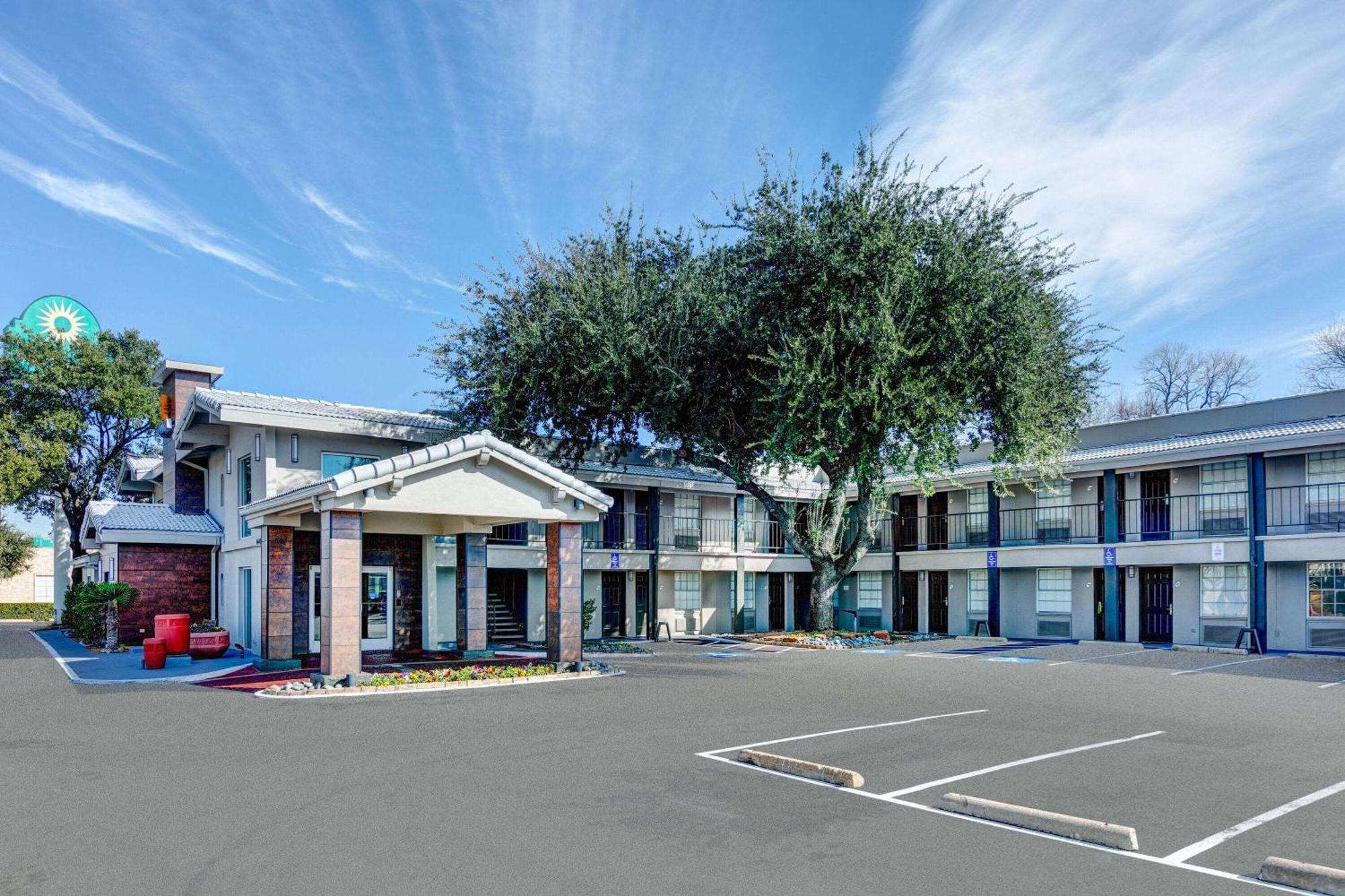 La Quinta Inn By Wyndham Dallas Uptown Εξωτερικό φωτογραφία