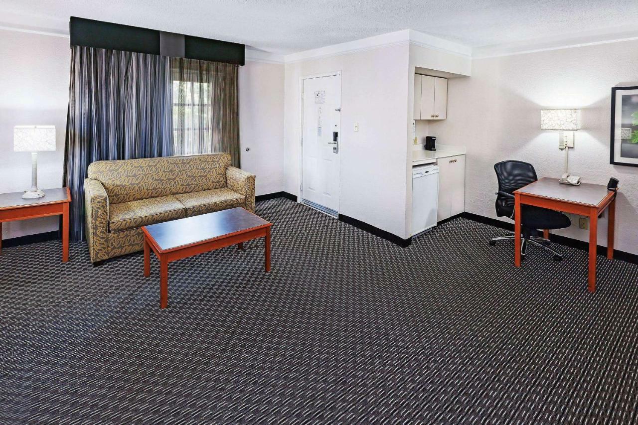 La Quinta Inn By Wyndham Dallas Uptown Εξωτερικό φωτογραφία